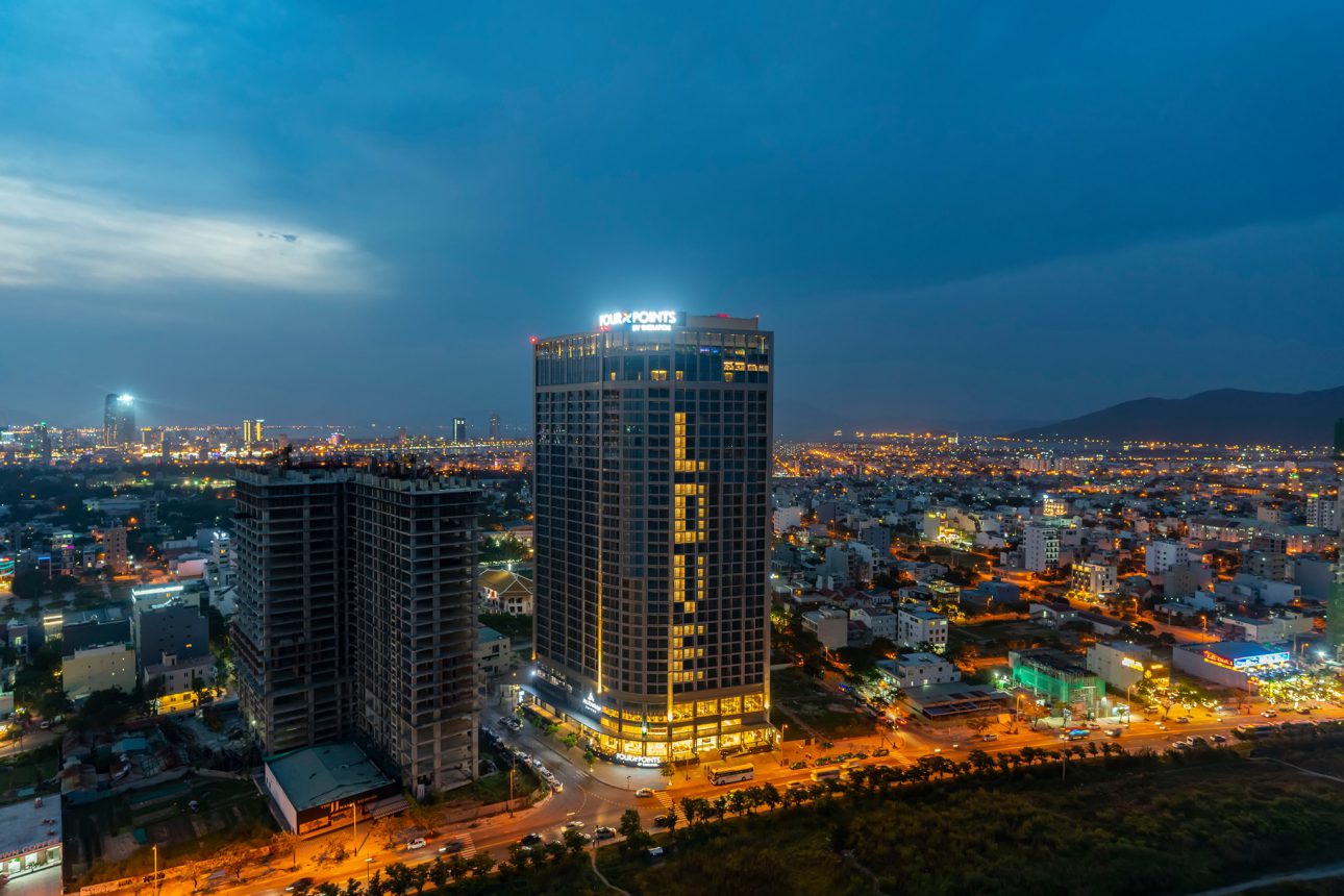Toàn cảnh khách sạn Four Point Sheraton Đà Nẵng nhìn từ trên cao về đêm