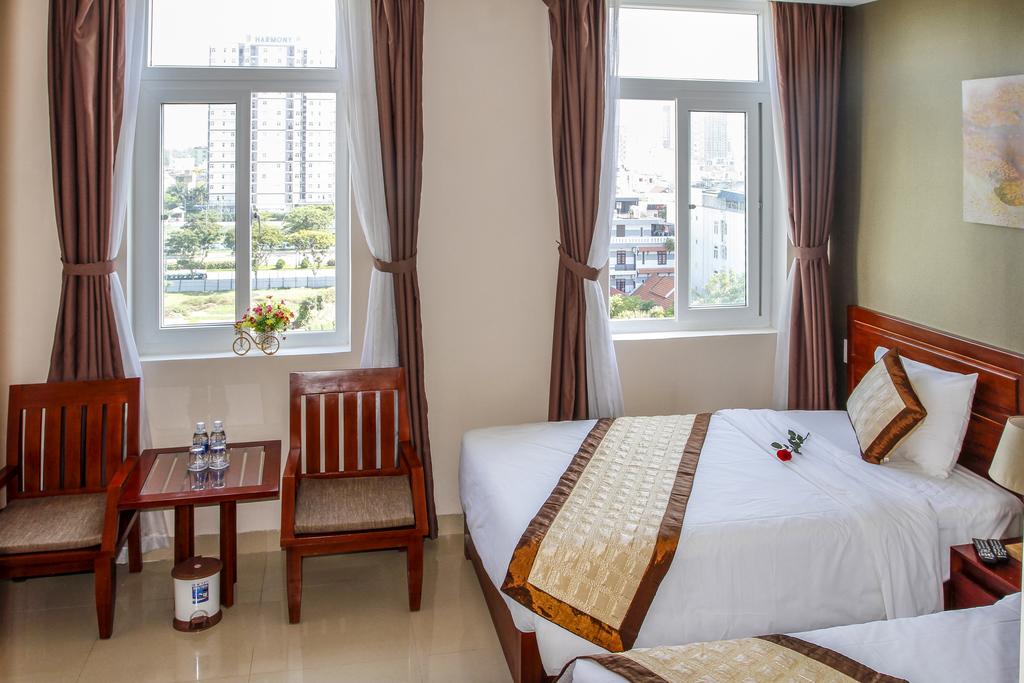 Azure là một khách sạn Đà Nẵng gần biển Mỹ Khê có giá tầm trung nhưng chất lượng cao