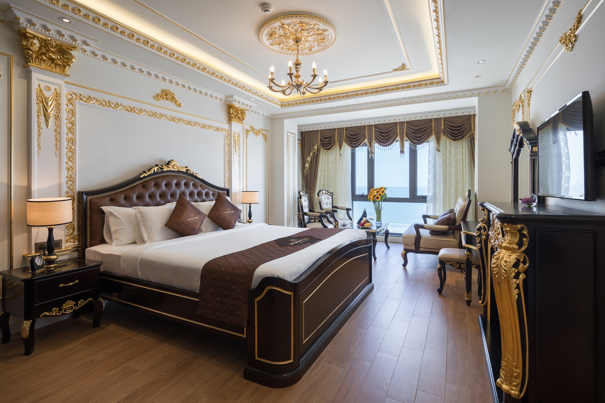 Monarque Hotel Đà Nẵng được thiết kế trông như một cung điện châu Âu
